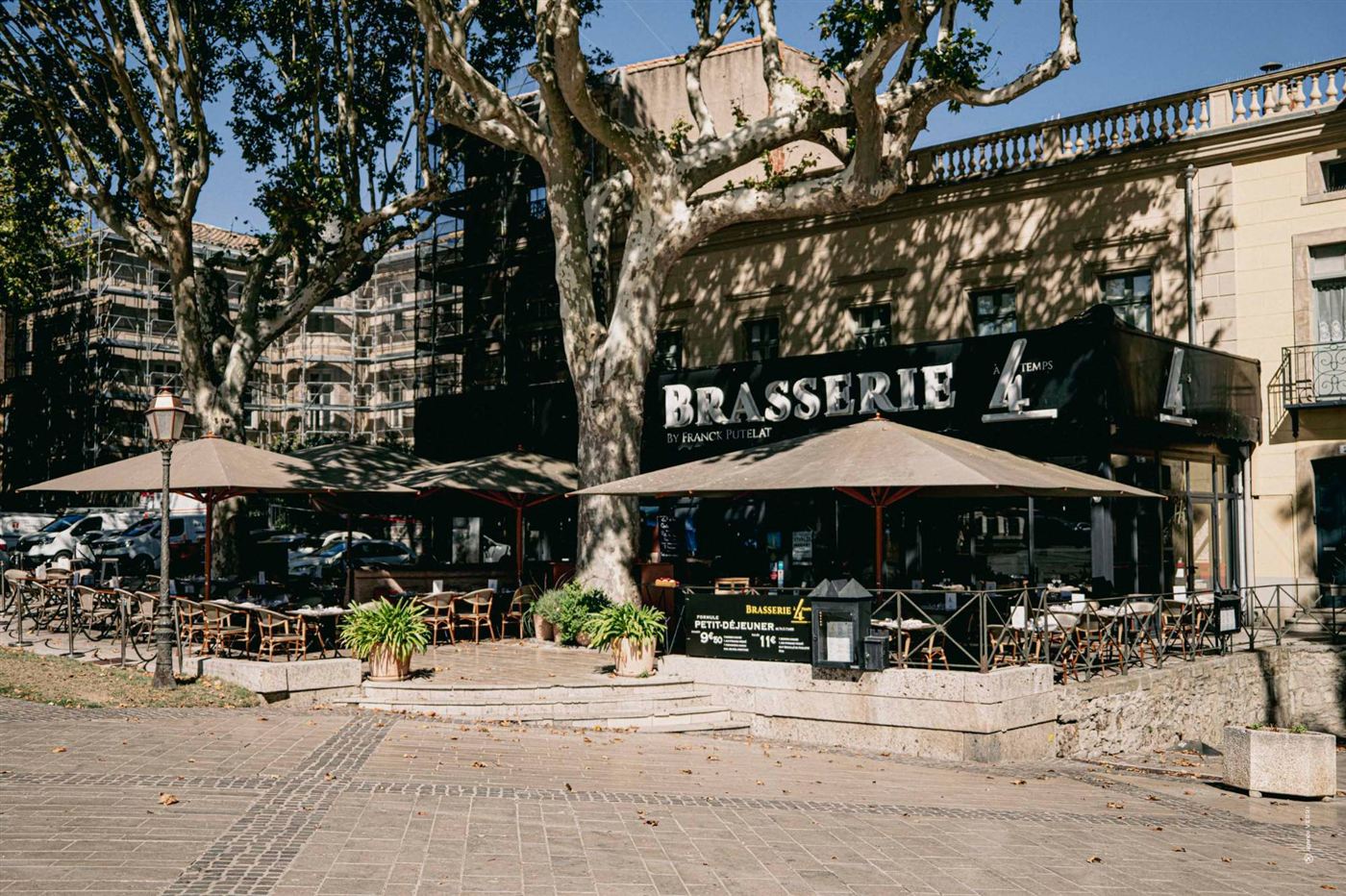 Signed frontage and terrace of Brasserie à 4 Temps by Franck Putelat